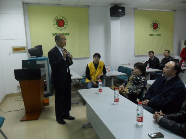 象王董事長黃進能向總裁班學員介紹象王發展