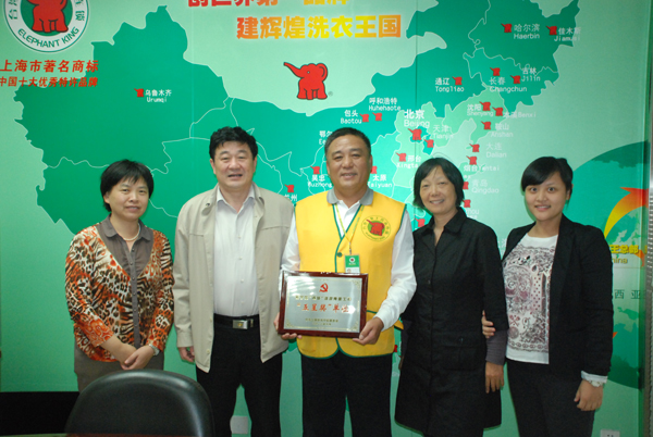 長(zhǎng)寧區(qū)委、新華社區(qū)領(lǐng)導(dǎo)與黨支部書記蔡士剛合影留念