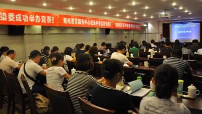 中商聯(lián)洗染委常務(wù)副主任兼秘書長(zhǎng)潘煒在作競(jìng)賽介紹