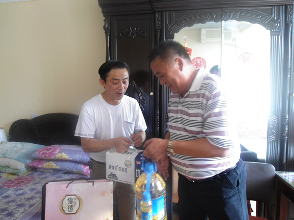 蔡士剛向困難家庭贈慰問品