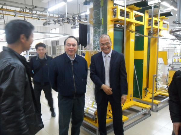 象王董事長黃進能向學員介紹工廠