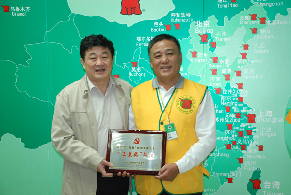 曾新躍書記與象王黨支部書記蔡士剛合影留念